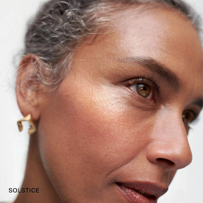 MERIT
Day Glow Dewy Highlighting Balm