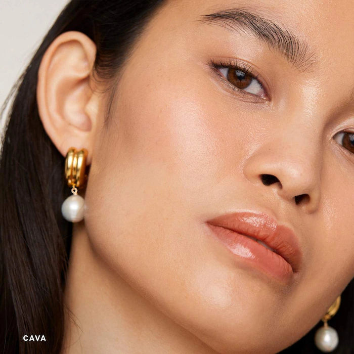 MERIT
Day Glow Dewy Highlighting Balm