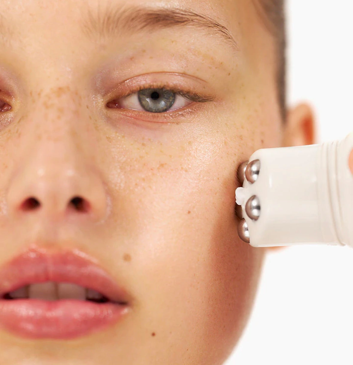 REFY FACE SCULPT
World first facial sculpting moisturiser that instantly lifts, defines and hydrates.